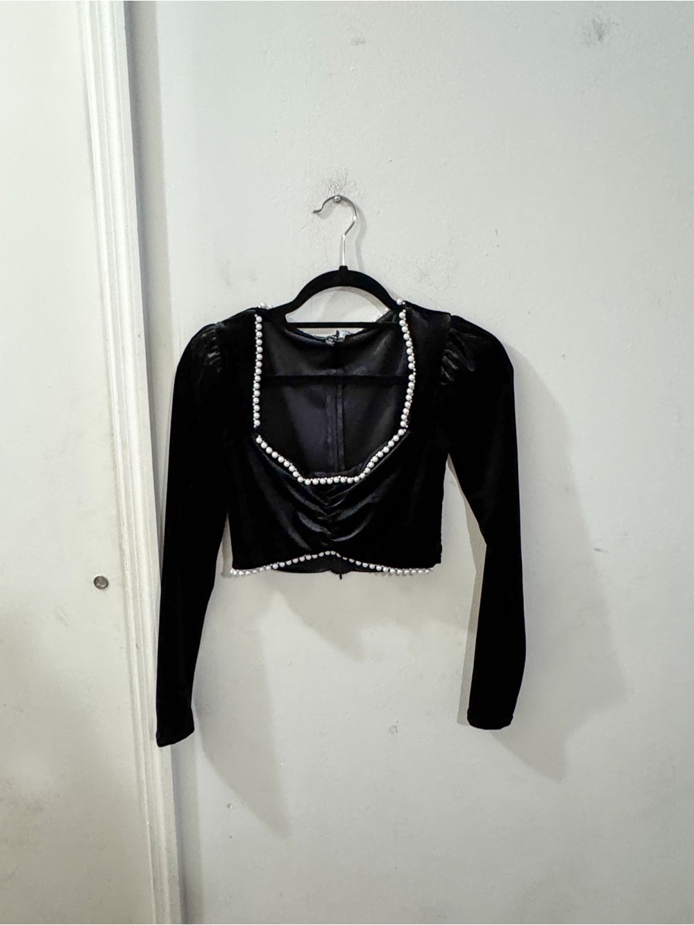 Lulu’s Black Pearl-Trim Velvet Long-Sleeve Crop Top, size XS